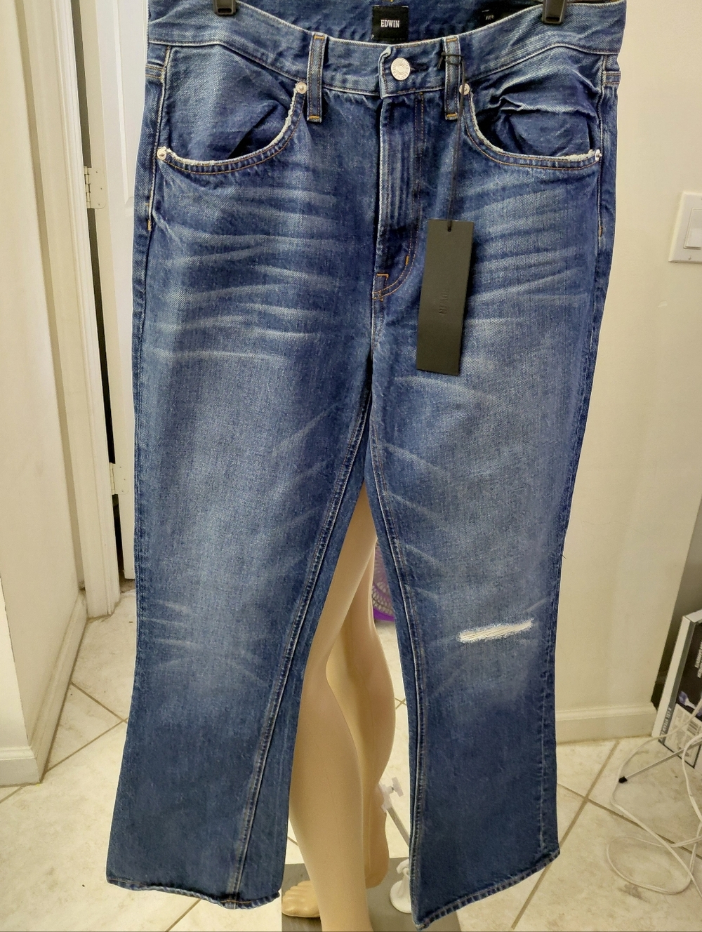 NWT EDWIN Classic Medium Wash Straight Jeans DISTRESSED SZ. 28 LADIES